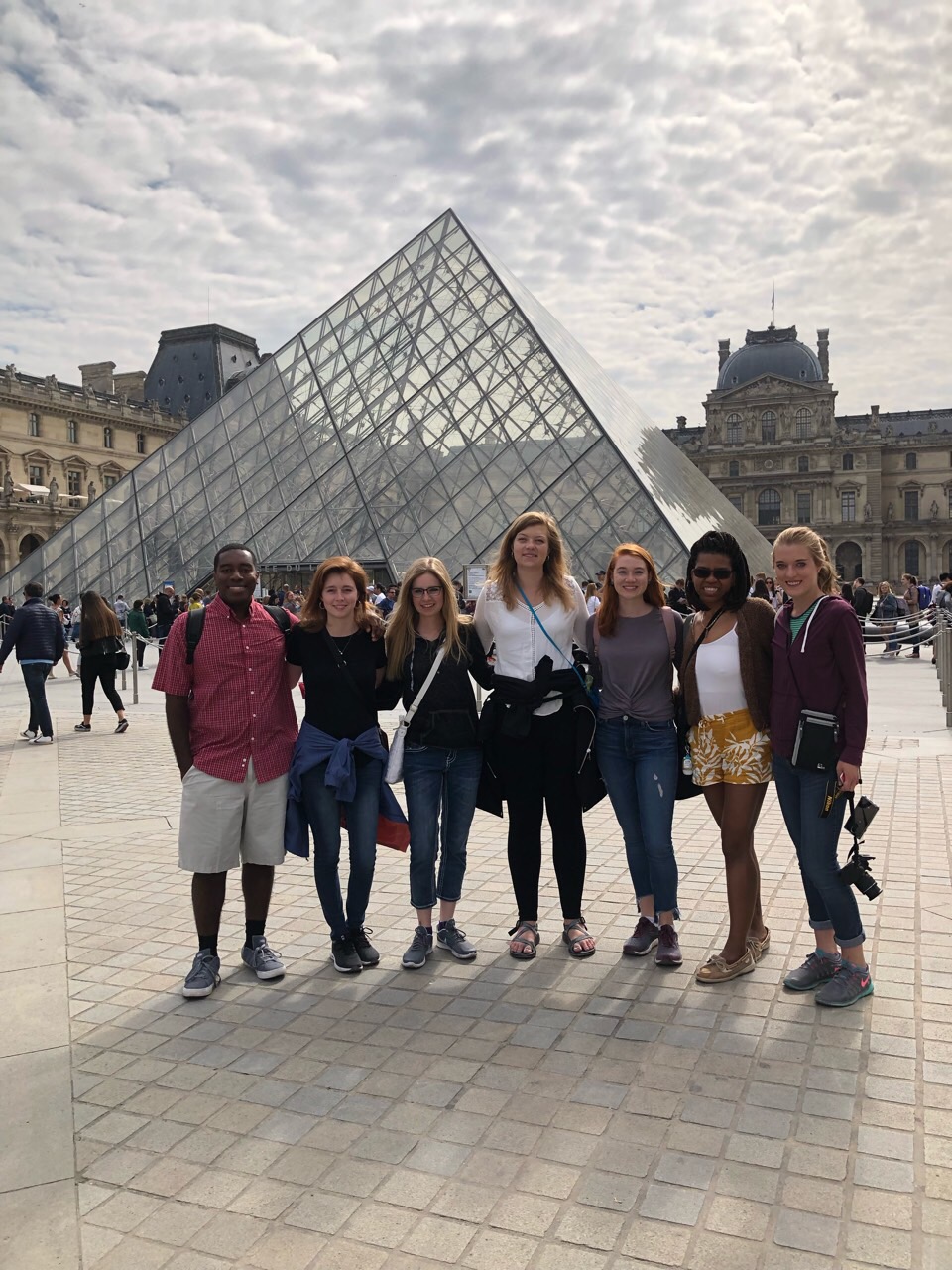 paris louvre group photo