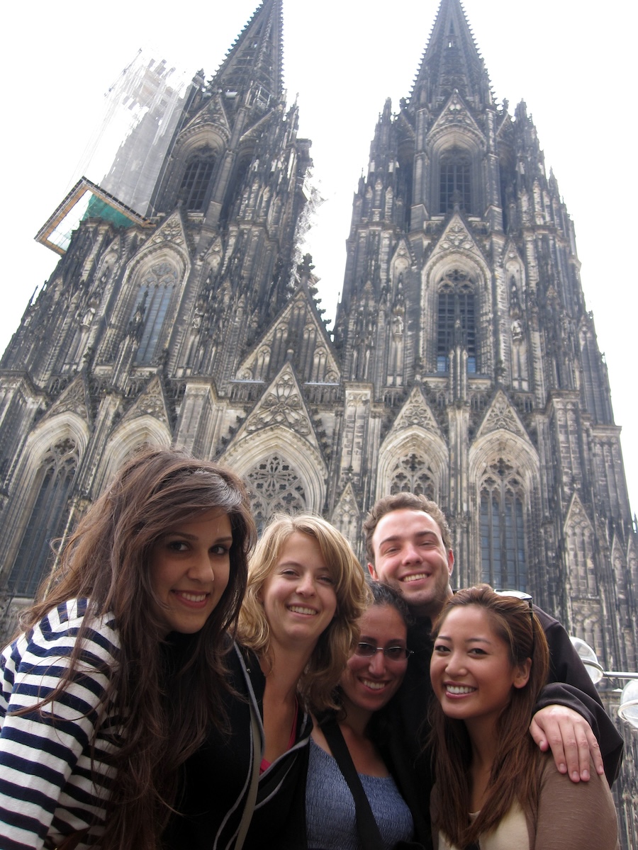 Travelers in front of the Cologne Cathedral