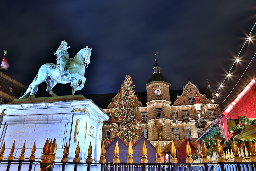Statue in Dusseldorf at night