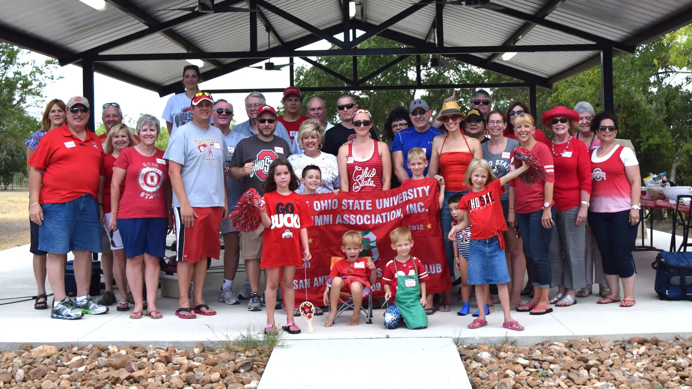ohio state alumni at a picnic posing for a large group photo