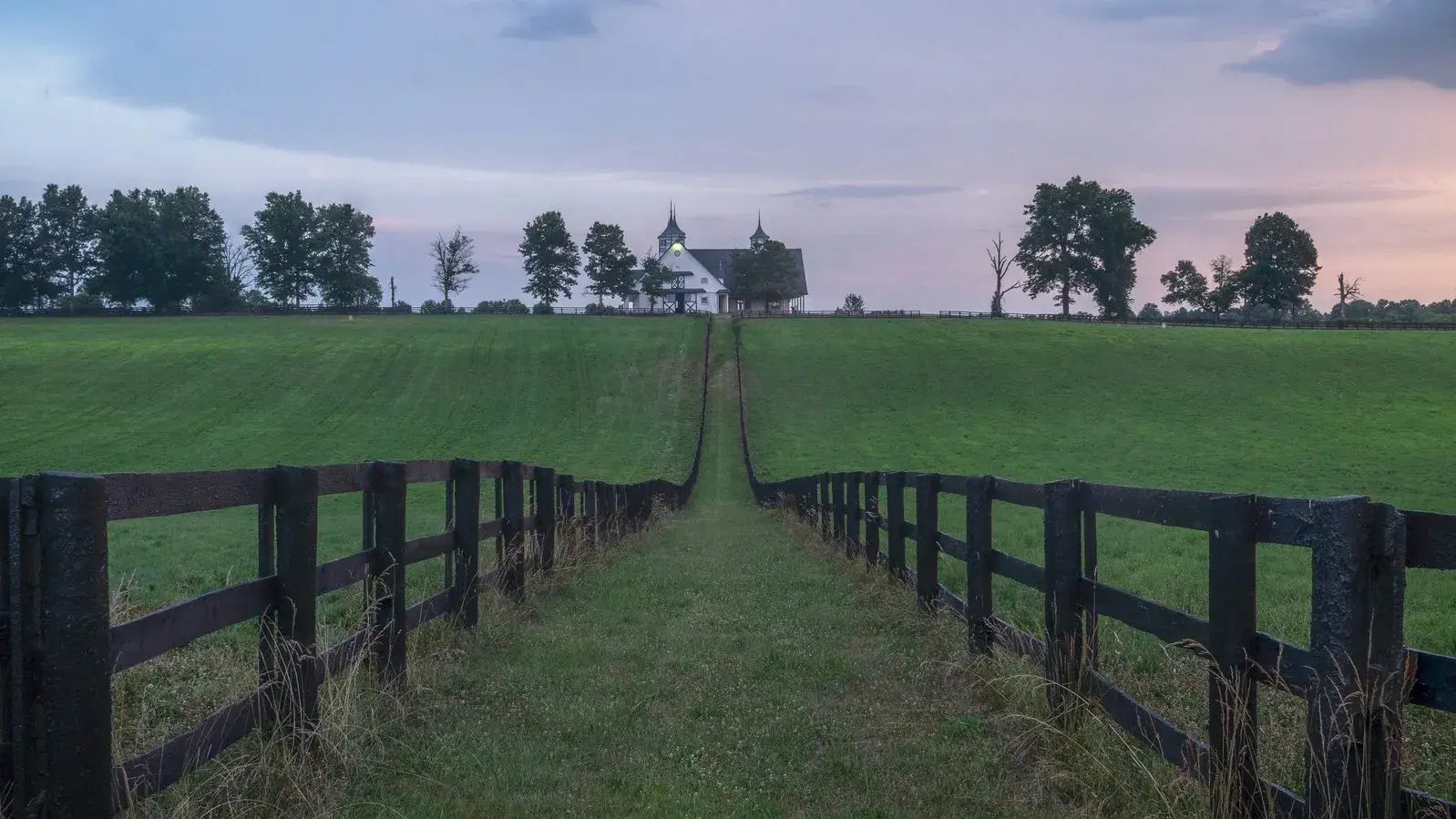 scenic kentucky landscape with a horse barn