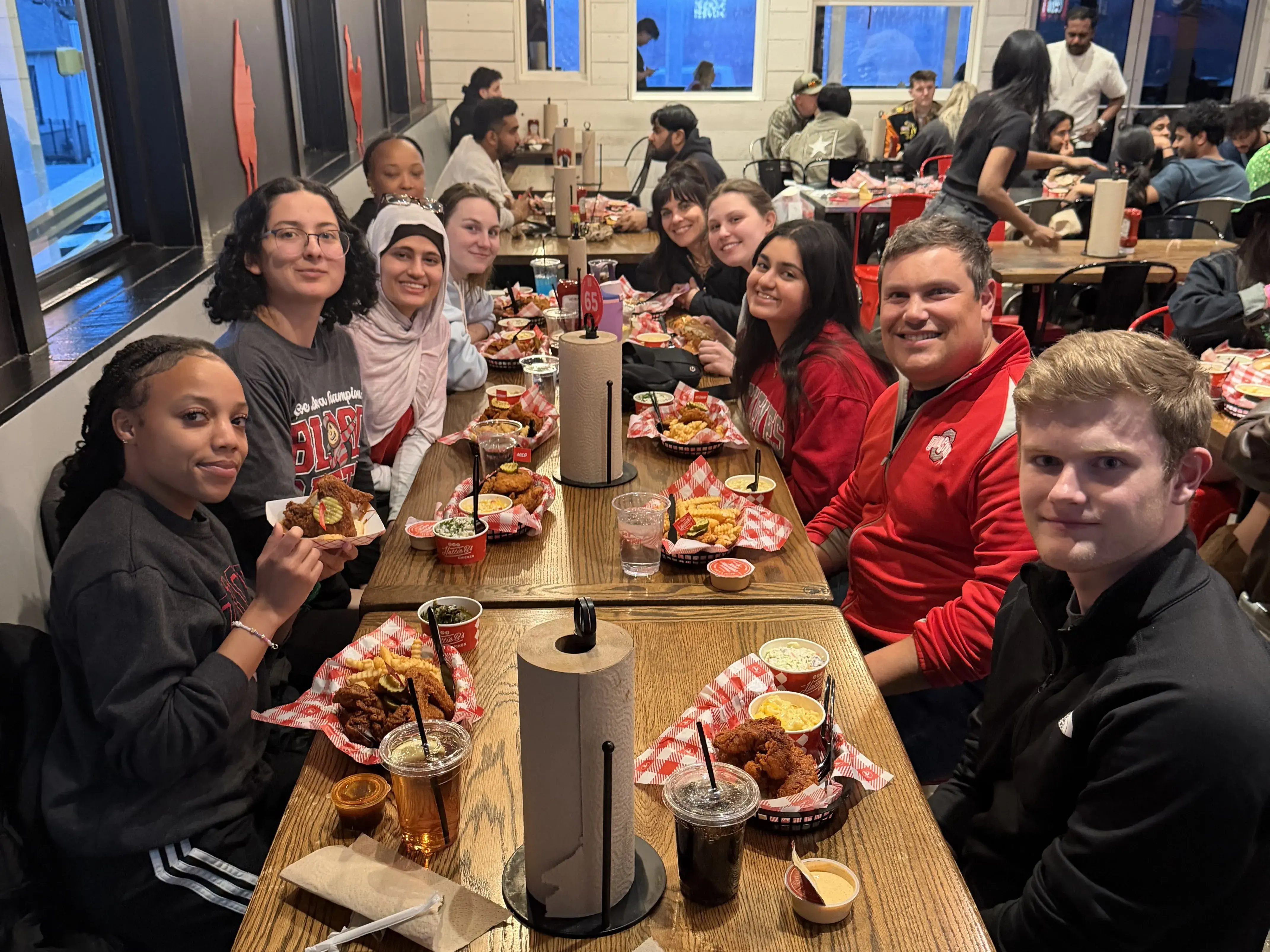 alumni club of nashville members smiling and eating dinner 