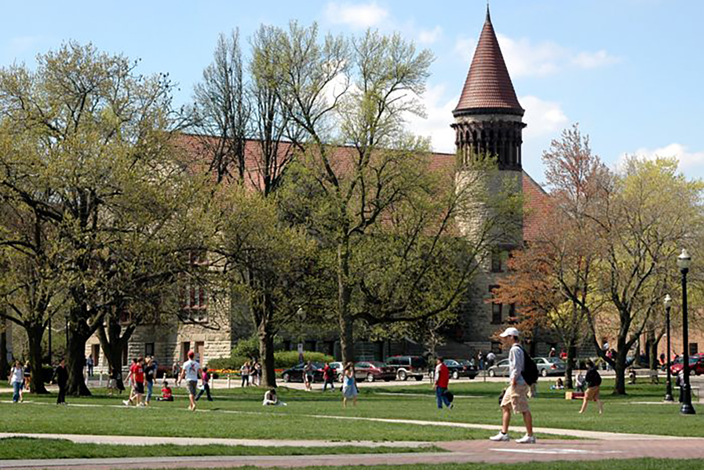 Students walking across the Oval at Ohio State