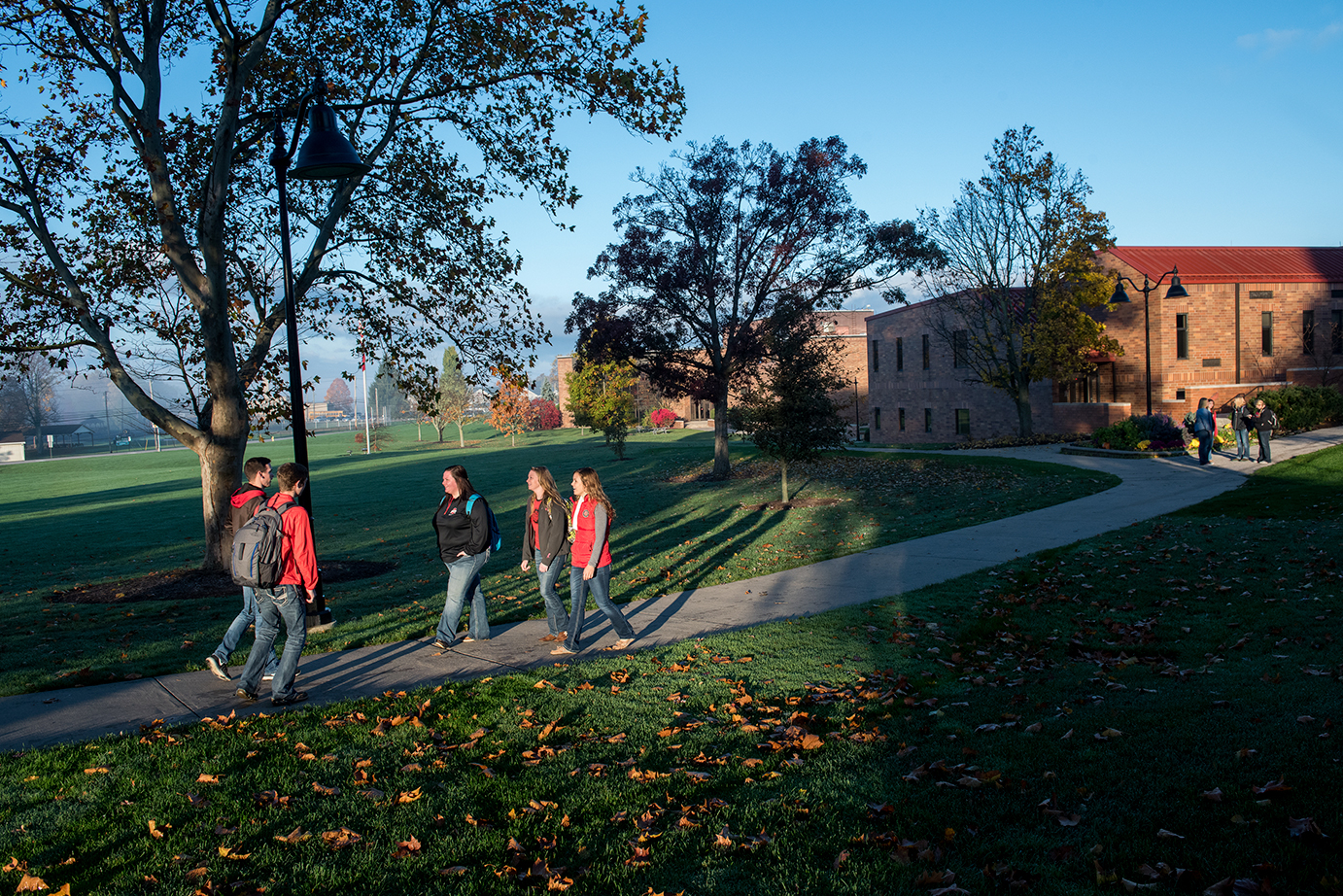 Students walking on Ohio State CFAES Wooster campus