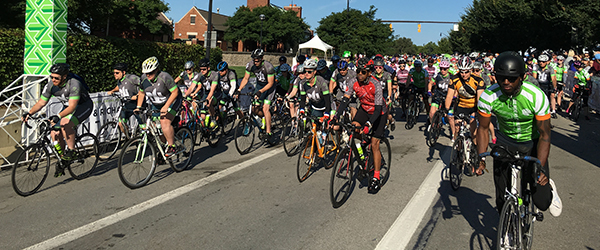 participants ride in Pelotonia