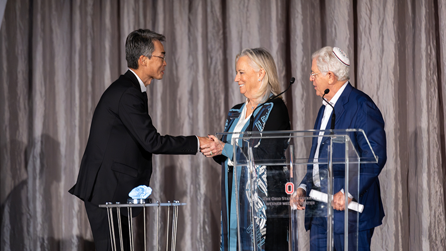 Dr. Wu accepting award from Jay and Jeanie Schottenstein.
