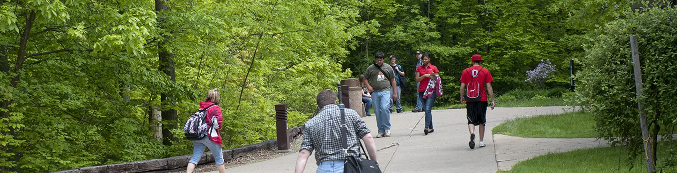 students walking down a pathway on osu's mansfield campus