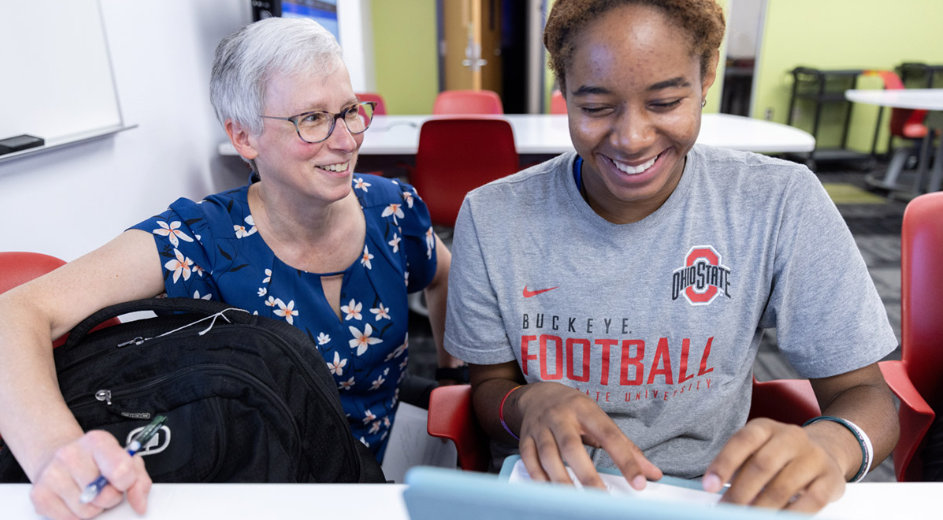 Engagement Librarian Beth Black works with student Zaria Ragler in a General Education Launch Seminar.