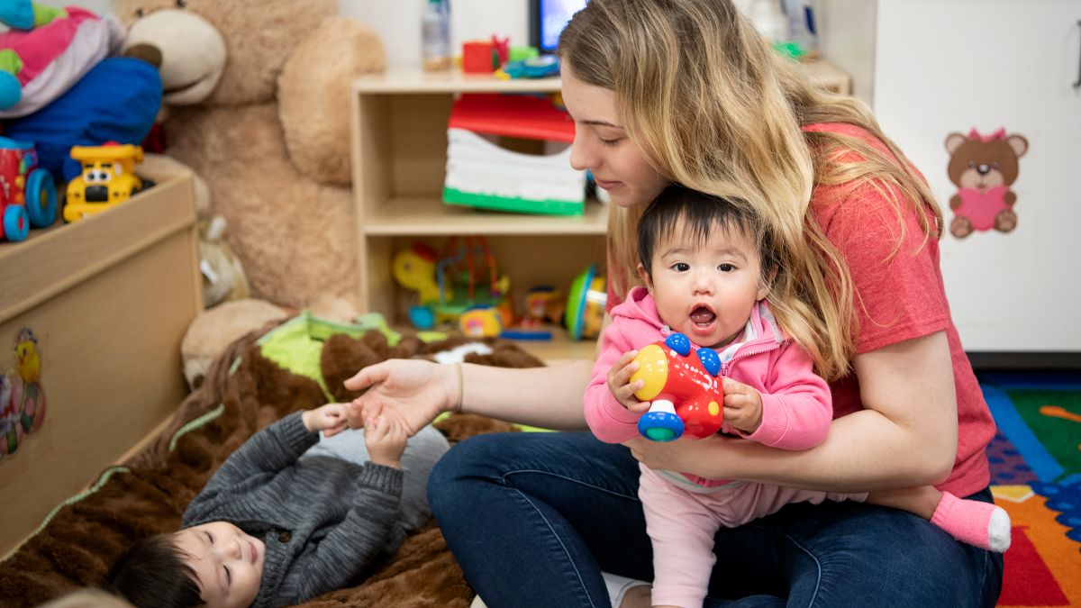 Jessica Zimmer working with a young child